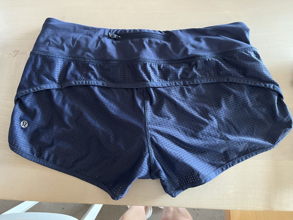 Lululemon Pantalons: Shorts – Neuf (Voir description) à Lotzwil par etienneundjoelle 1