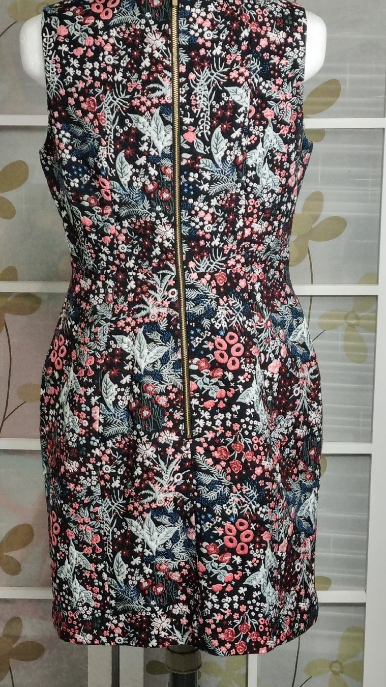 H&M Vestiti: Brokatkleid Gr. 38 Blumenmuster ärmellos – Usato da Effretikon venduto da lenalisa63 1
