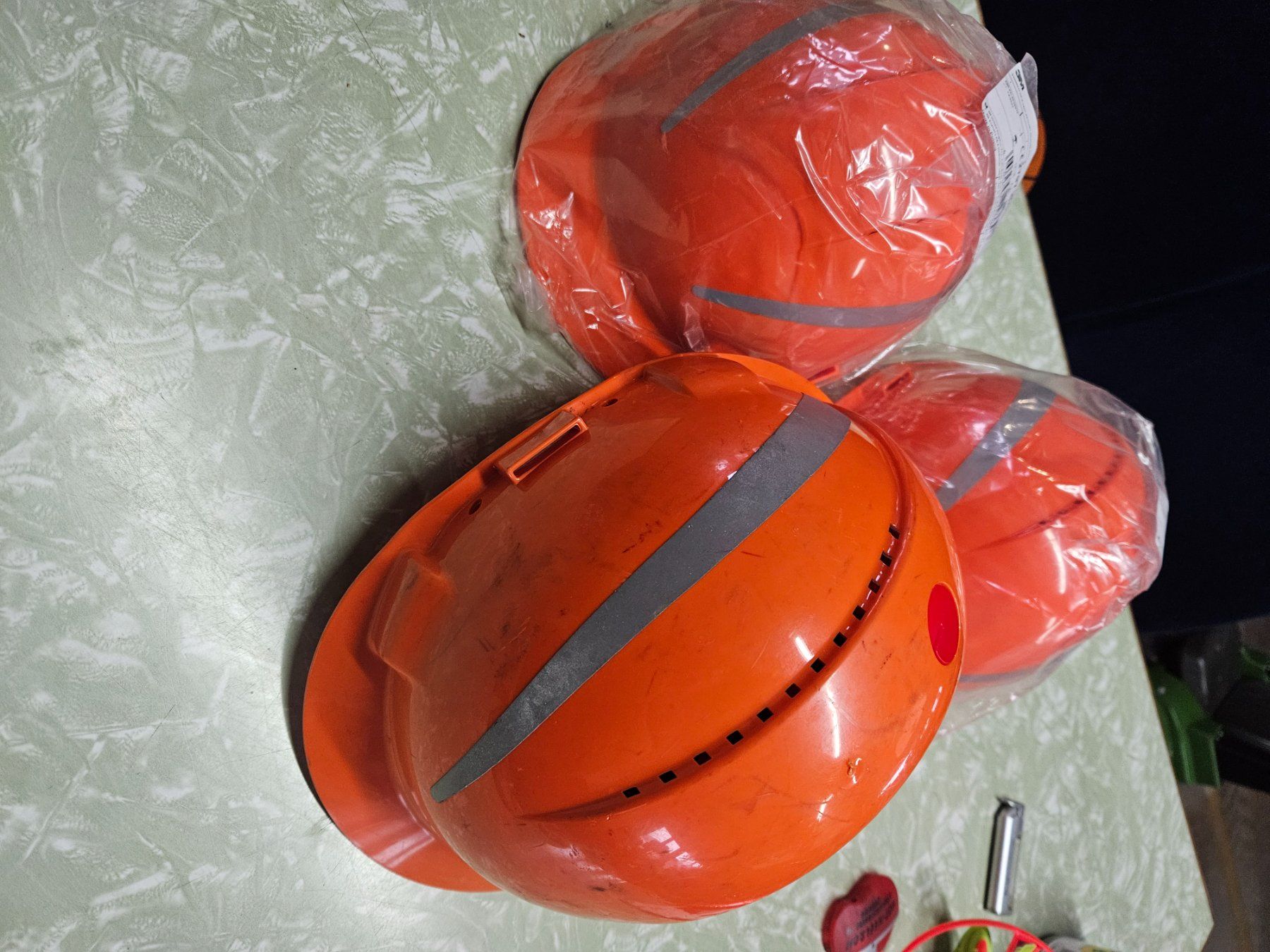 Protezione per viso e udito: Bauhelm orange 1stk- – Nuovo e nell'imballaggio originale da Recherswil venduto da hubelmatt
