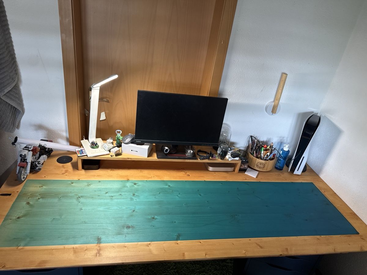 Scrivanie: Holzschreibtisch mit blauer Epoxidharzplatte – Usato da Lengnau AG venduto da Noelito_777 3