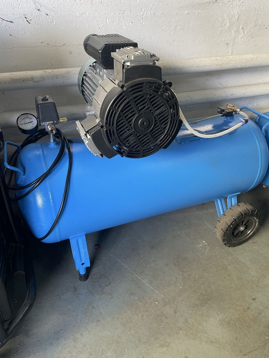 Kompressoren: Druckluftkompressor 90l – Gebraucht aus Sirnach von MotionModular