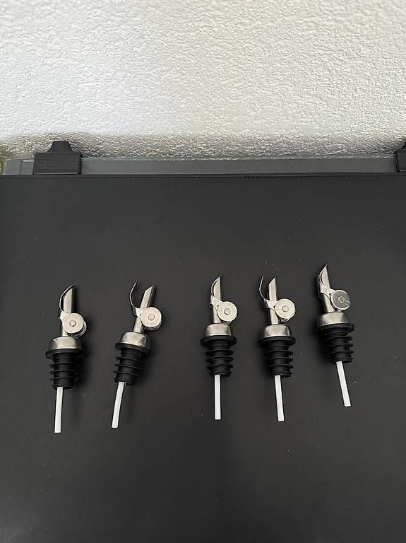 Alle Werkzeuge: 5x Becs verseurs pour bouteilles d'huiles – Gebraucht aus Vevey von diogodasilva_