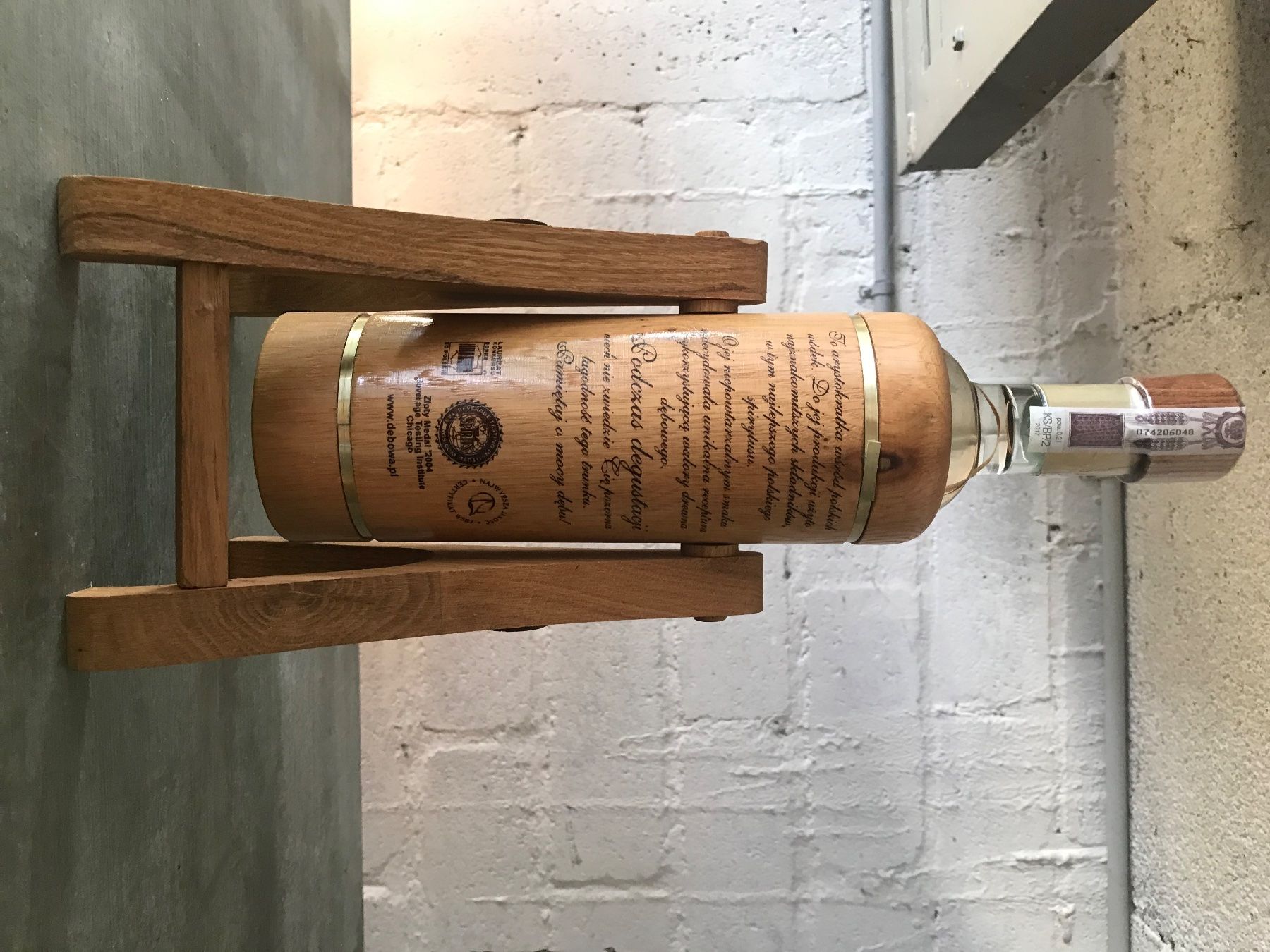 Bevande alcoliche: Vodka-Holzflasche – Nuovo e nell'imballaggio originale da Niederscherli venduto da ija_y67c 2