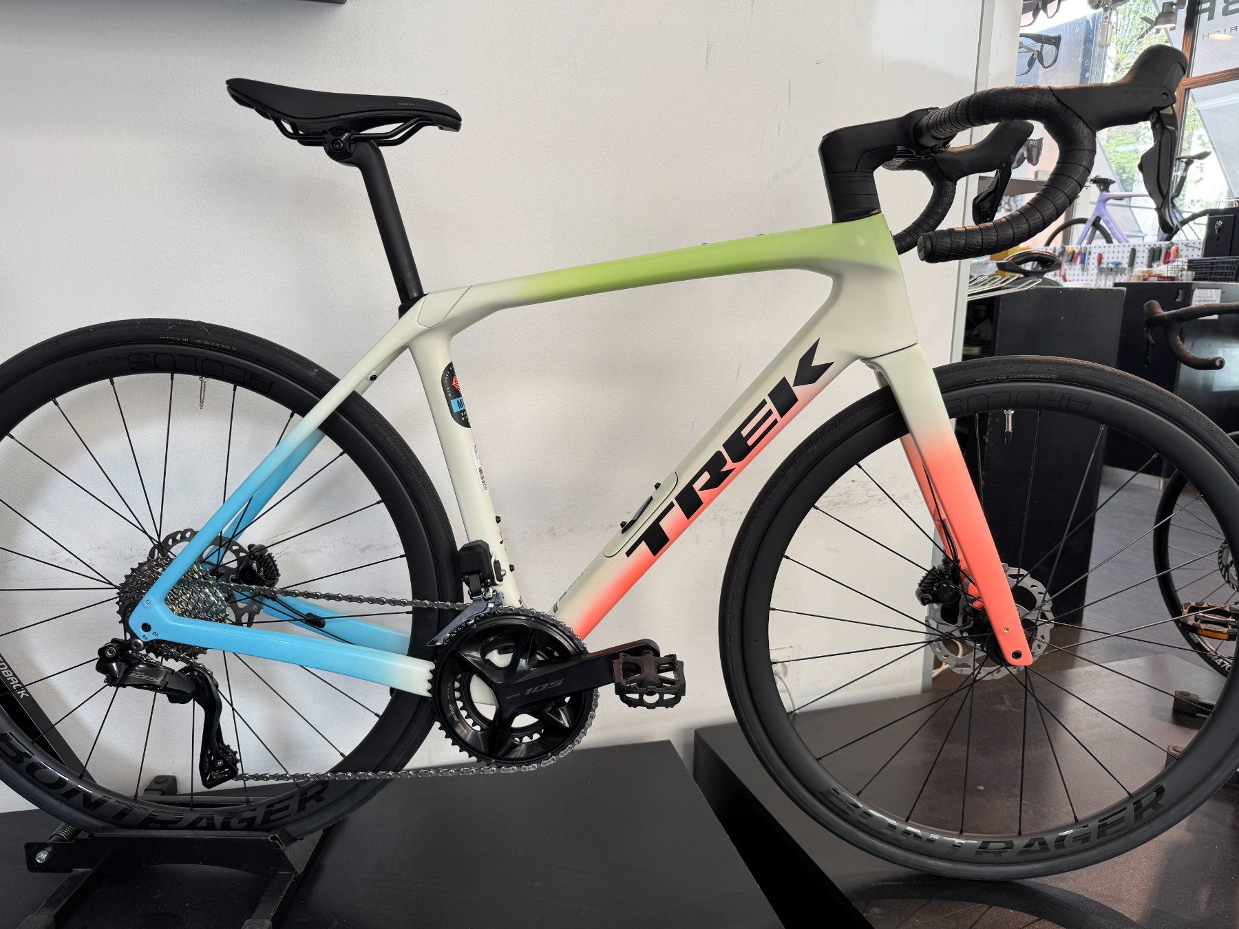 Trek Biciclette: Trek Domane SL 6 Gen 4, Grösse 54cm – Nuovo e nell'imballaggio originale da Zürich venduto da Velofabrik01
