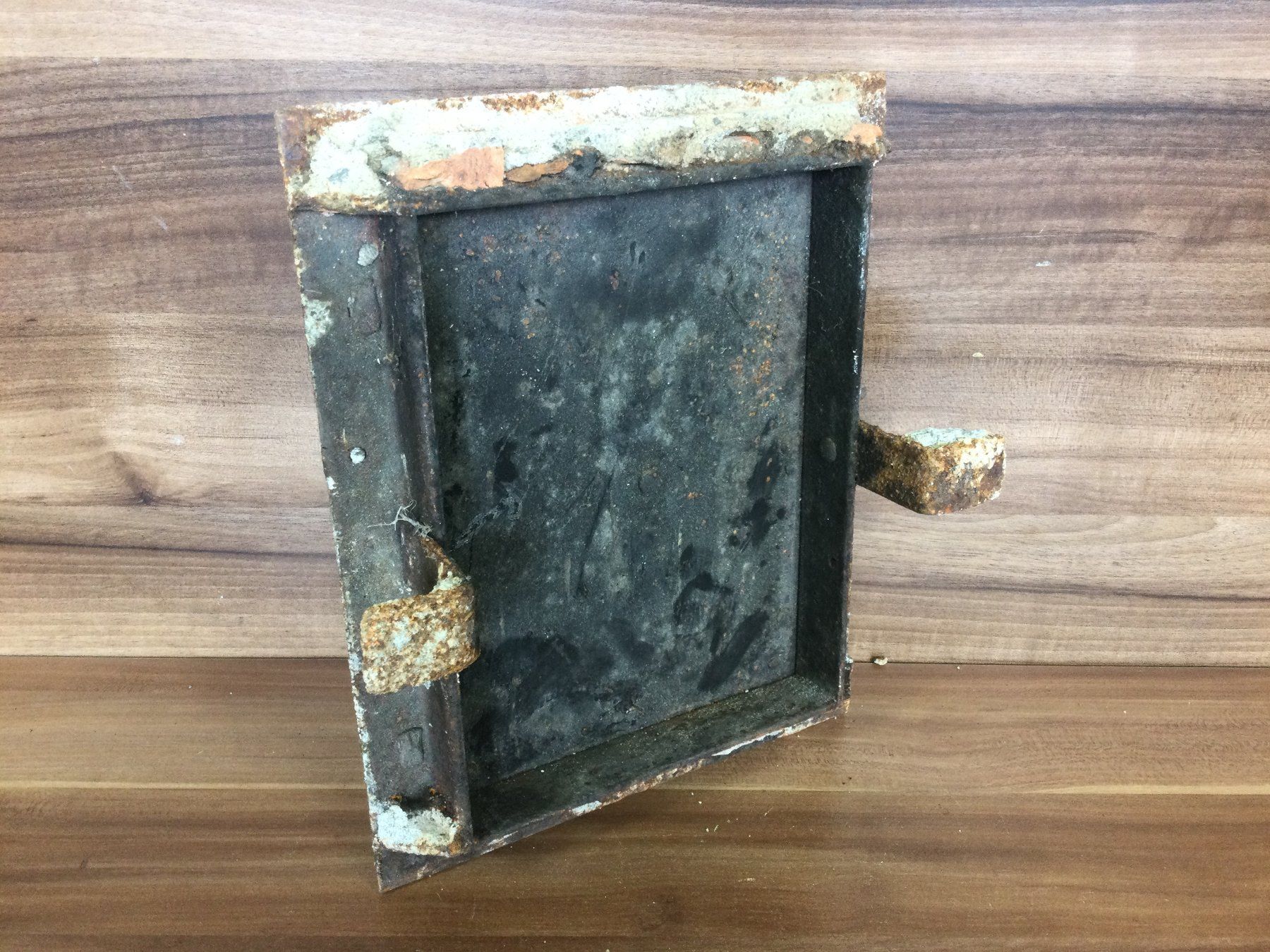Attrezzi da lavoro: Antike Blech Kamin Eisentüre mit Rahmen – Usato da Wangen SZ venduto da kuriosum12 2