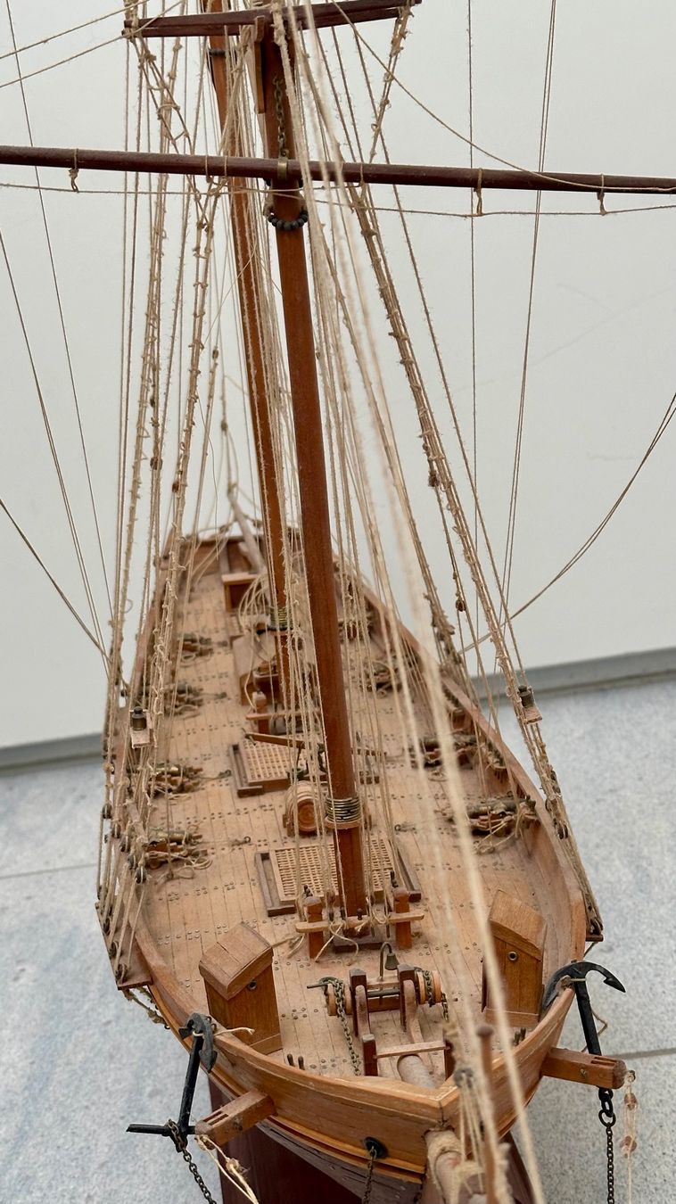 Kit di modellismo & Modellini statici: Holzschiffsmodell mit Ständer - Hingucker für Vitrine – Usato da Hedingen venduto da Banner 6