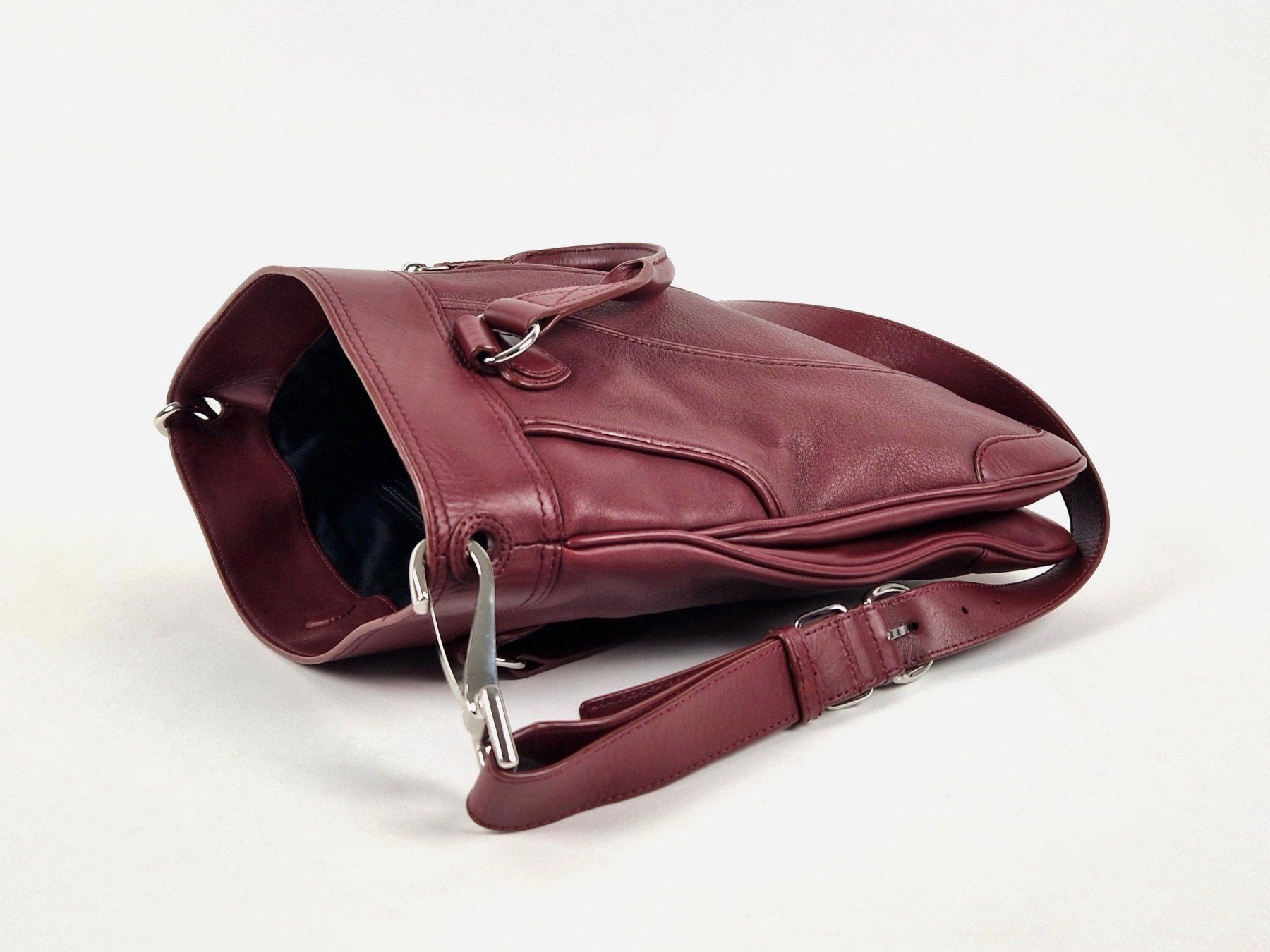 Lacoste Borse: Weinrote Lacoste Handtasche aus Leder – Usato da Basel venduto da Restwert_Basel 3