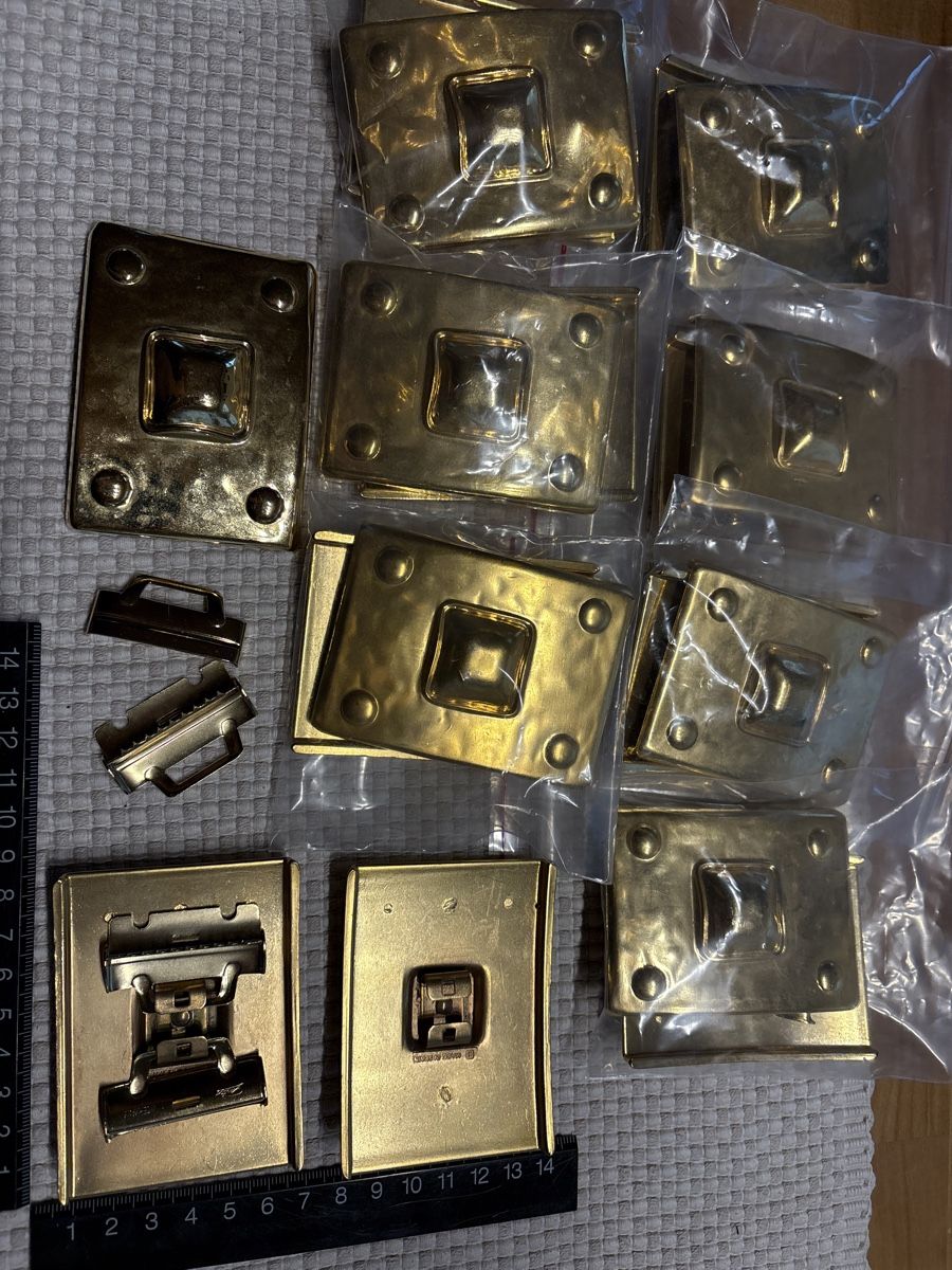 Fibbie per cinture: 18 Gürtelschnallen gold farbig – Usato da Rümlang venduto da resale35