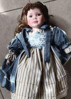 Porzellanpuppe mit blauem Kleid ca. 50cm guter Zustand