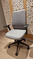 Bürostuhl grau mit Armlehnen