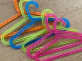 5 Kleiderbügel Kunststoff bunt transparent gebraucht