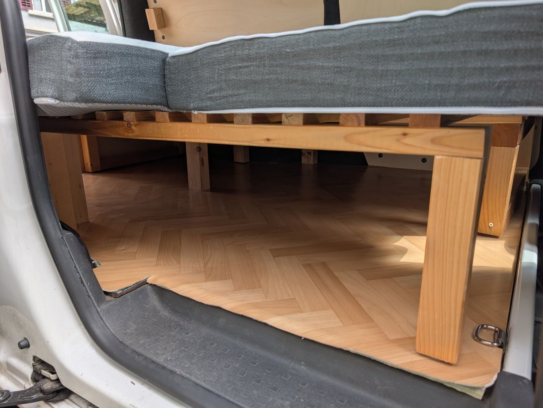 VW Camping Fahrzeuge: FRISCH AB MFK!Camper VW Caddy Maxi (Campingausbau,Campervan) – Gebraucht aus Zürich von hobbit87 5