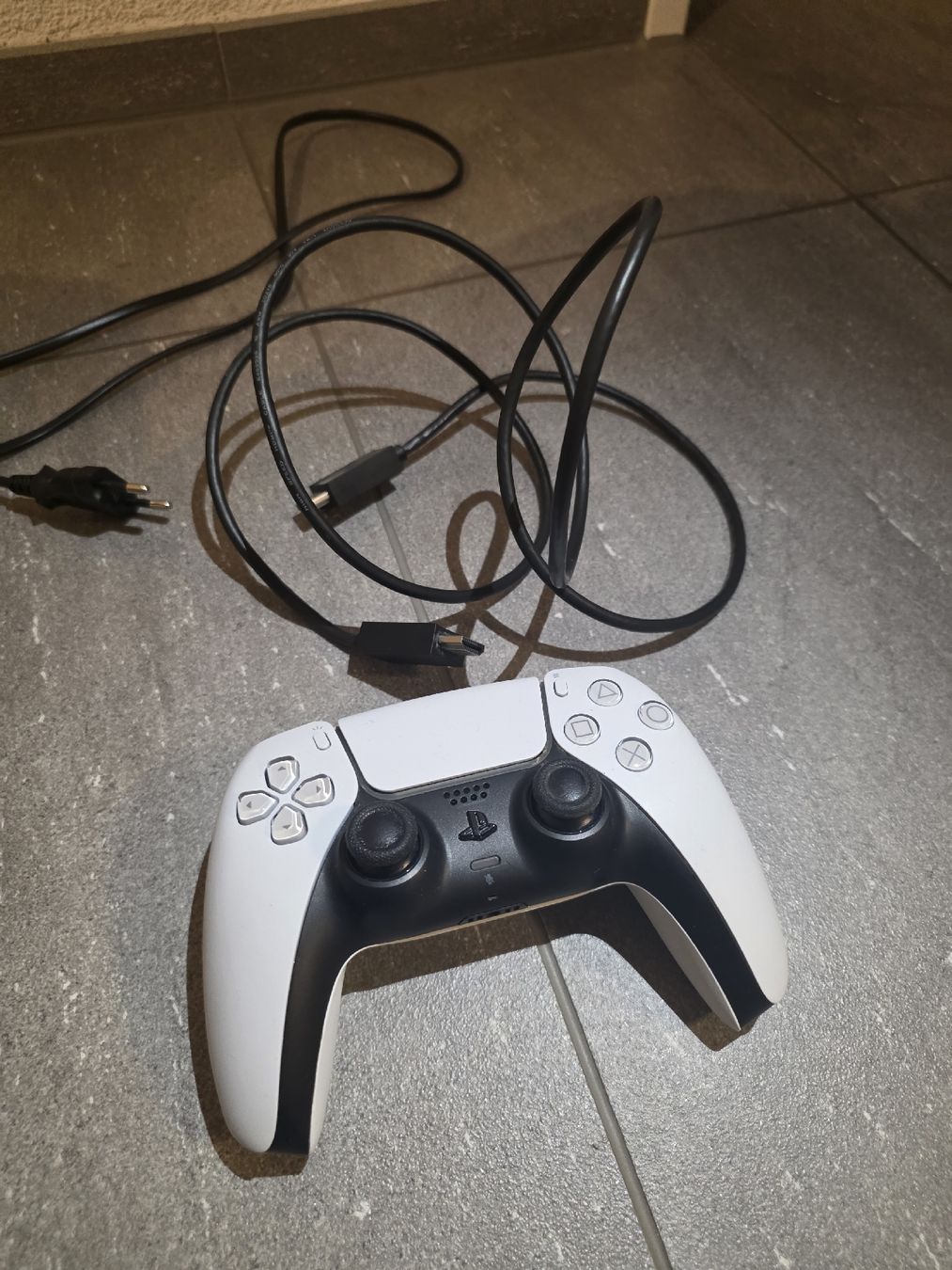 Sony Consoles: Ps5 Slim Disc Version 1TB + Controller + Game – D'occasion à Winterthur par lev_6kgs 2