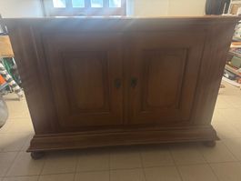 Buffet très ancien en noyer