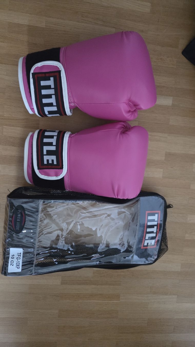 Guanti & manicotti: TITLE Boxhandschuhe Grösse 10 OZ Pink mit Tasche – Usato da Kriens venduto da Na_Ro