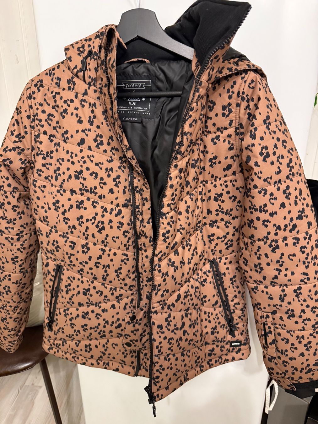 Protest Giacche & Cappotti: Skijacke Protest Mädchen 164 leoprint – Nuovo e nell'imballaggio originale da Wolfhausen venduto da ladrona
