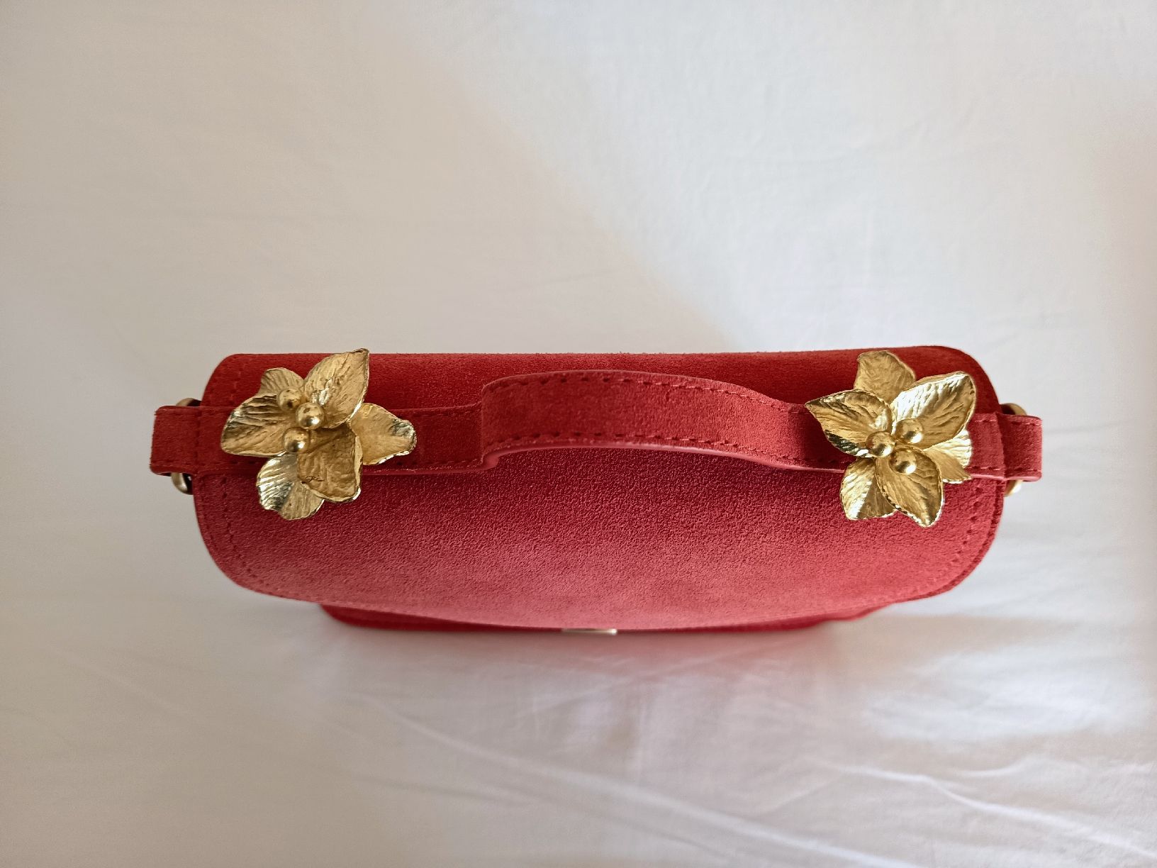 Taschen für Damen: Red Suede Handbag with Gold Flower Small Size – Gebraucht aus Basel von beg_6v7r 2