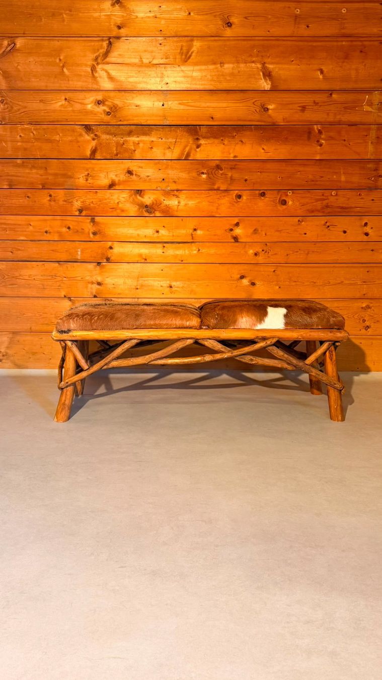 Bänke: Rustikale Holzbank mit Echtfell im Chalet-Stil – Gebraucht aus Rickenbach ZH von Der-Insider