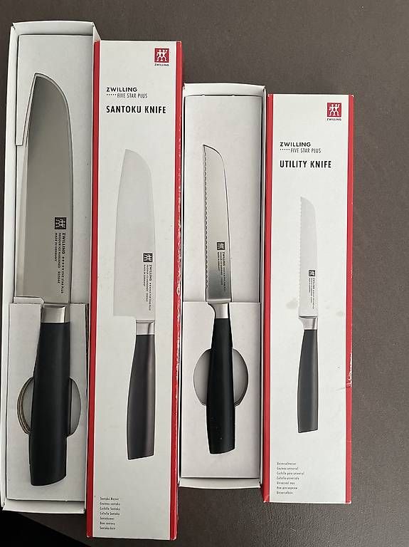 Statuette: 2 coltelli, 1 per il pane e 1 per carne, pesce e verdure – Usato da Locarno venduto da ste_8rjr