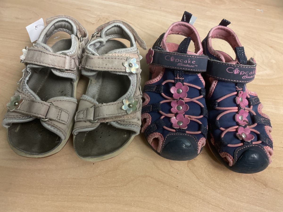 Scarpe per ragazze: 2 Paar Mädchen Sandalen, Cupcake , Gr.27 – Usato da Obergerlafingen venduto da cabo4