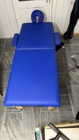 Praktische, blaue Massagebank - Ideal für Therapie!