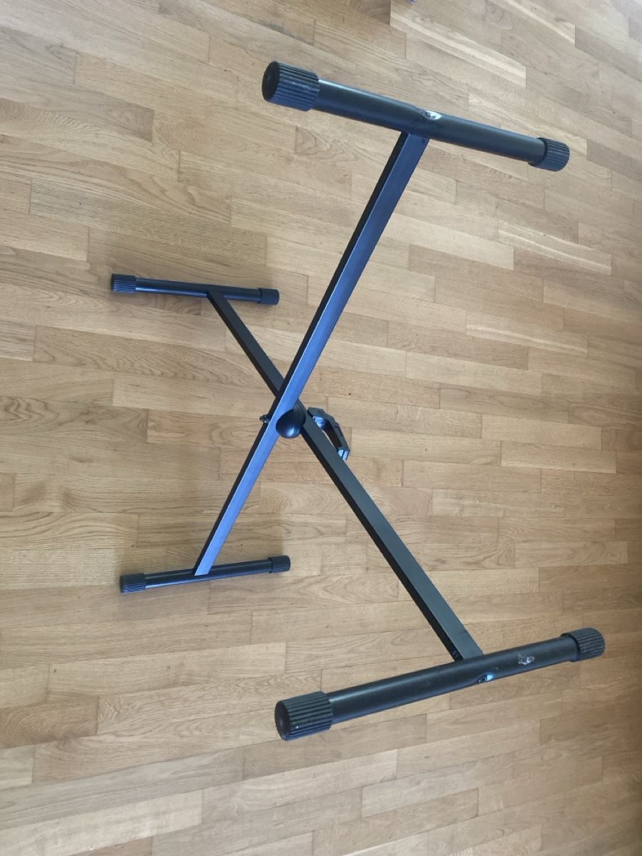 Supporti per strumenti musicali & leggii: E Piano  Ständer – Usato da Zürich venduto da Manuelemilie