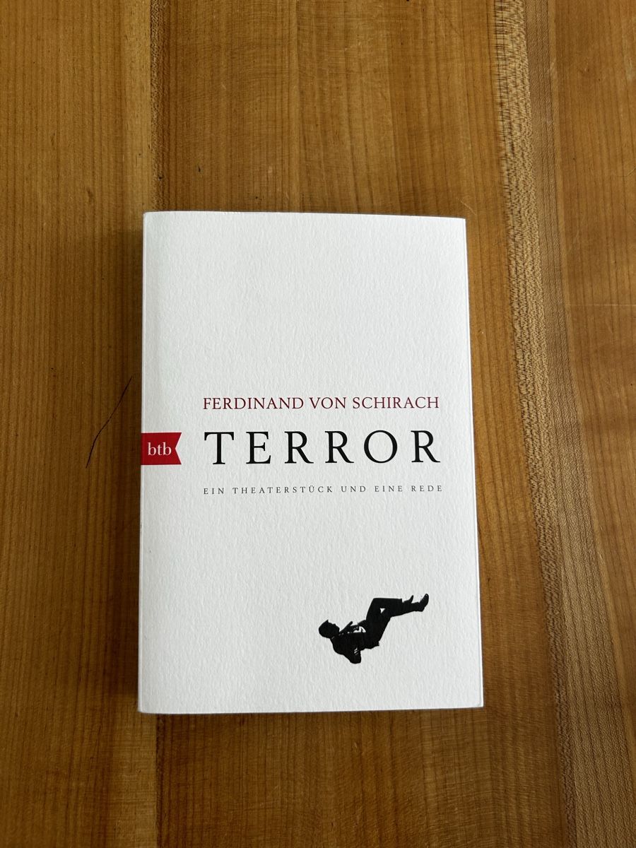 Libri: Ferdinand von Schirach TERROR Taschenbuch neu – Nuovo (secondo la descrizione) da Thun venduto da hei_h772