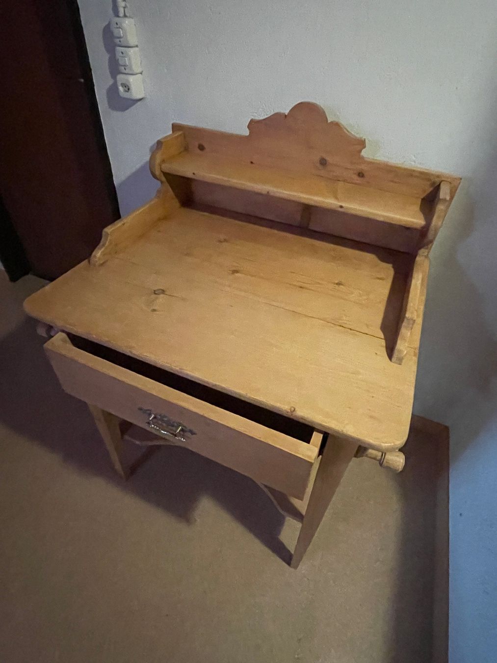 Commodes: Antikes Holzmöbel mit Schublade – D'occasion à Hausen am Albis par Werk3 6