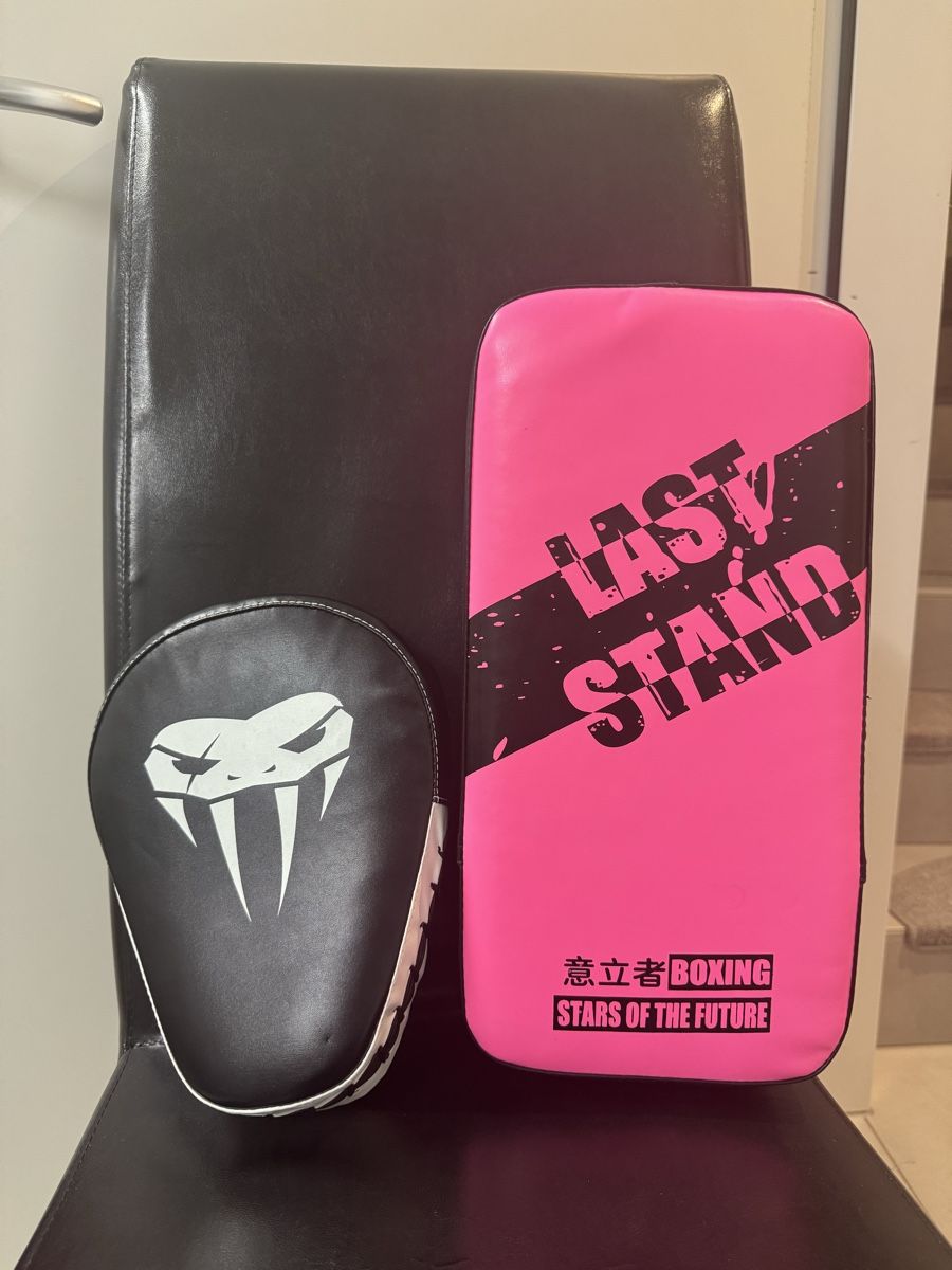 Guanti & manicotti: Boxhandschuhe und Schlagkissen Set – Nuovo (secondo la descrizione) da Wallisellen venduto da nic_o08