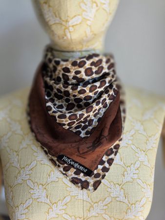 Vintage Yves Saint Laurent Tuch – 58 × 58 cm  