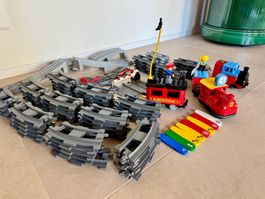 LEGO DUPLO Eisenbahn Set mit 2 Zügen, Schienen, Brücke usw.