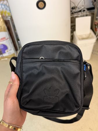 Schwarze Adidas Umhängetasche