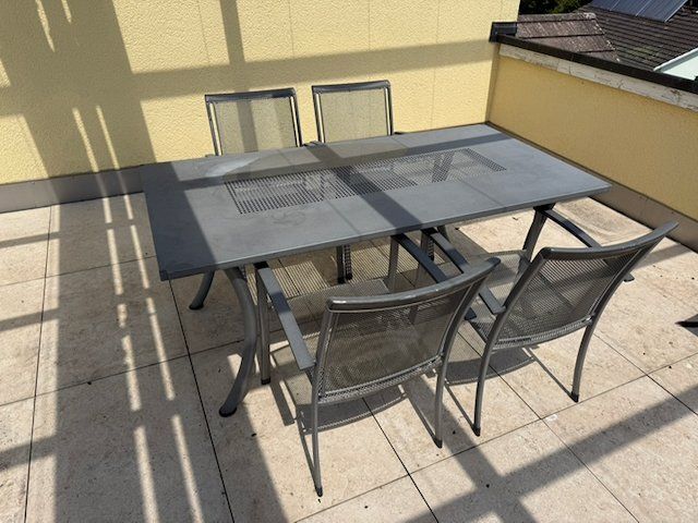 Set di tavolo e panche: Gartentisch mit 4 Stühlen aus Metall – Usato da Winkel venduto da Cypher2