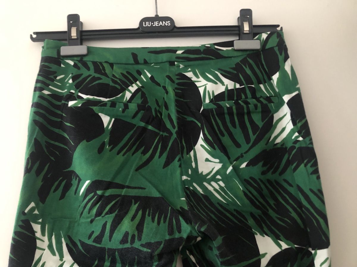 Zara Pantaloni: Pantalon imprimé jungle Zara – Usato da Onex venduto da kattrina 3