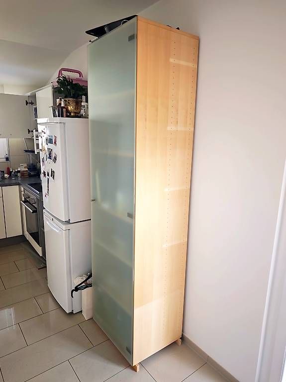 Vitrinen: Vitrinenschrank mit Milchglasfront – Gebraucht aus Meisterschwanden von N1ci