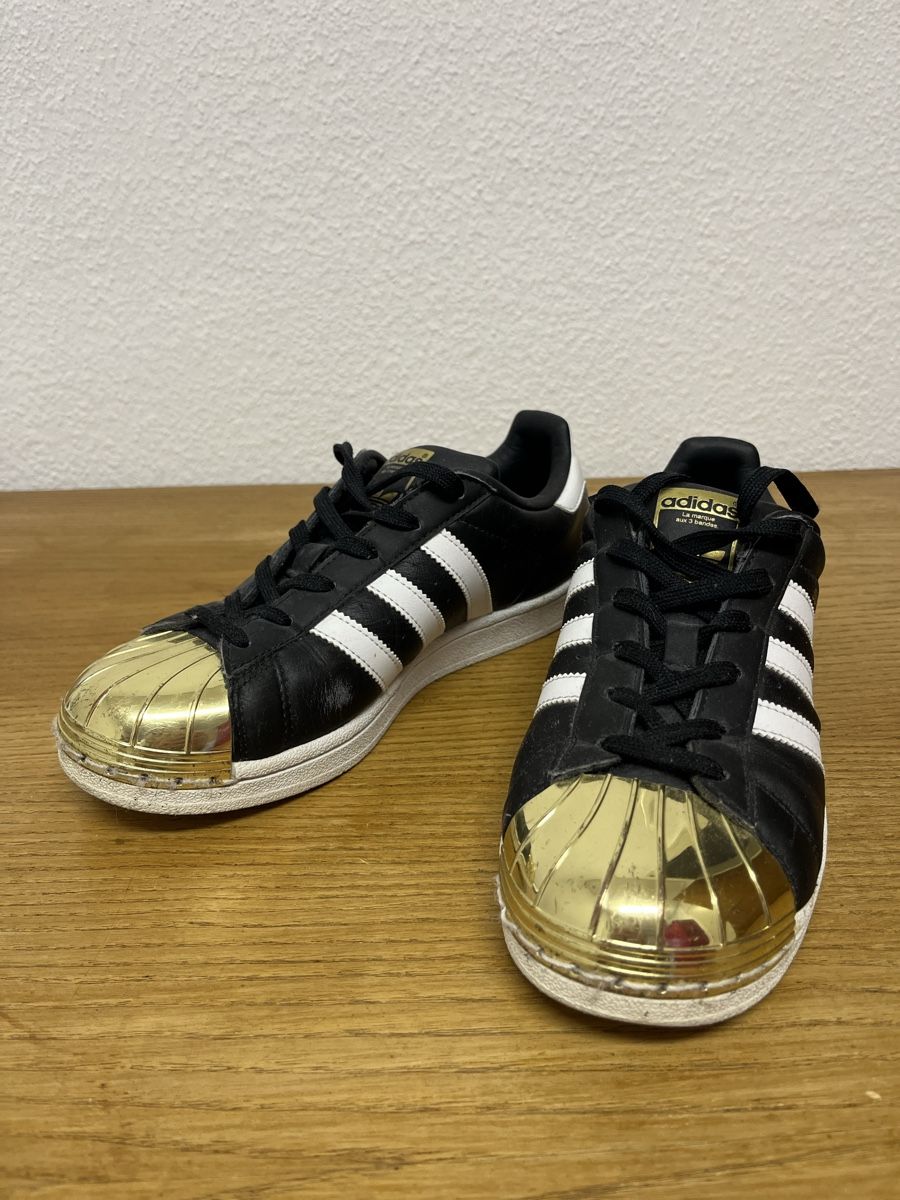 Adidas Scarpe da donna: Schwarze Adidas Superstar Grösse 38 – Usato da Teufenthal AG venduto da Nanahu