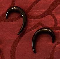 Boucles d'oreilles aimantées corne noir. Sans trous