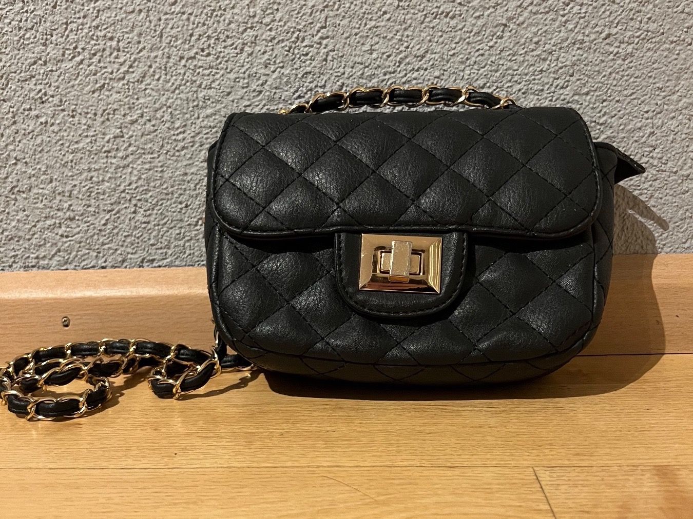 Borse da donna: Kleine schwarze Handtasche – Usato da Eiken venduto da Lera.24