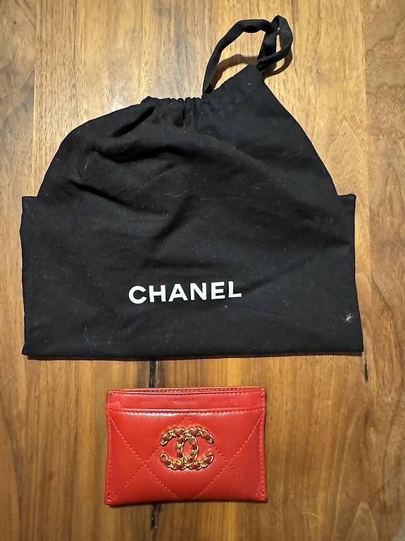 Chanel Altro in  Abbigliamento & Accessori: Chanel Kartenetui 19 in Rot – Usato da Glattbrugg venduto da jvasovic
