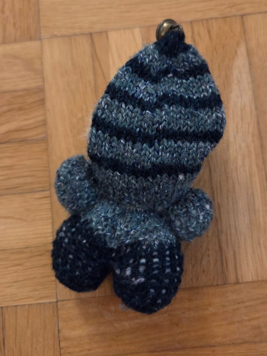 Statuette: Strickfigur Wichtel Anhänger grau – Usato da Winterthur venduto da SilWi 1