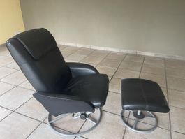 Relexsessel drehbar mit Hocker, Leder