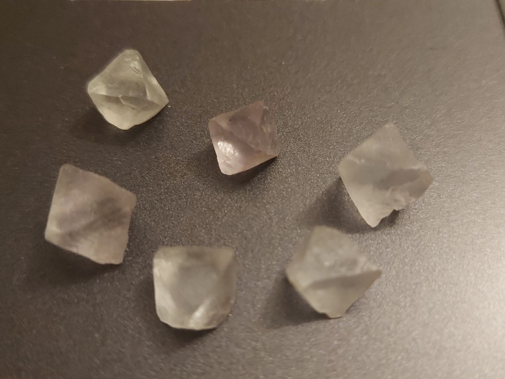 Minerali & Pietre curative: ein Lot Fluorit- Oktaeder – Nuovo e nell'imballaggio originale da Weidling venduto da natebutz 1