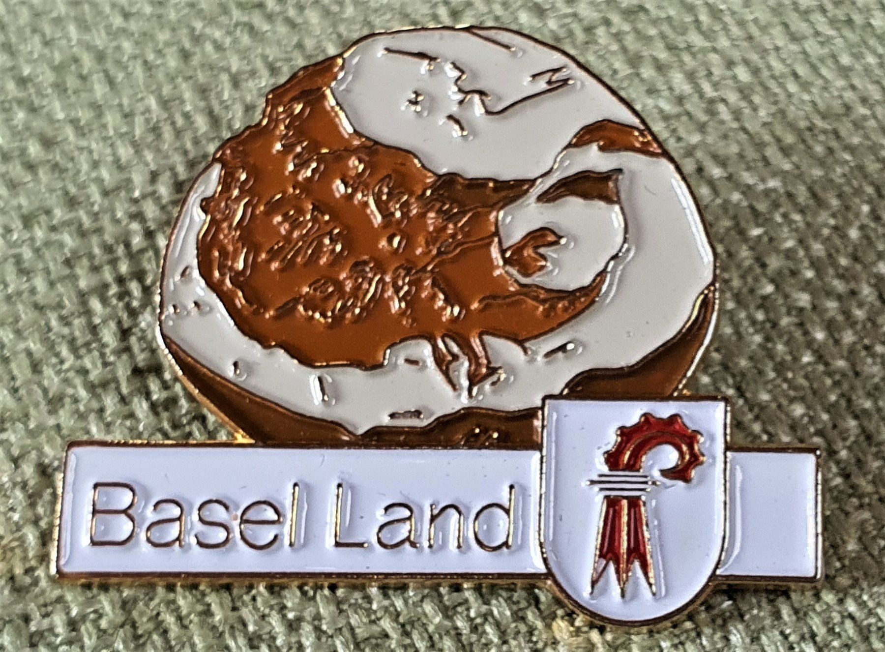Placchette & Badge: D663 - Pin Basel Land Brot – Usato da Reinach BL venduto da Boston-Verkauf