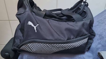 Puma Sporttasche schwarz mit weissen Streifen Neuwertig