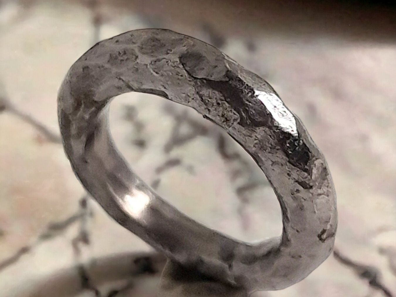 Anelli: Stahlring, faccettiert, Gr. 43.5 – Nuovo e nell'imballaggio originale da Aarau venduto da Schmuckhoehle_MD 2