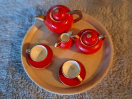 Herziges, altes, Vintage Teeservice aus Holz fürs Puppenhaus