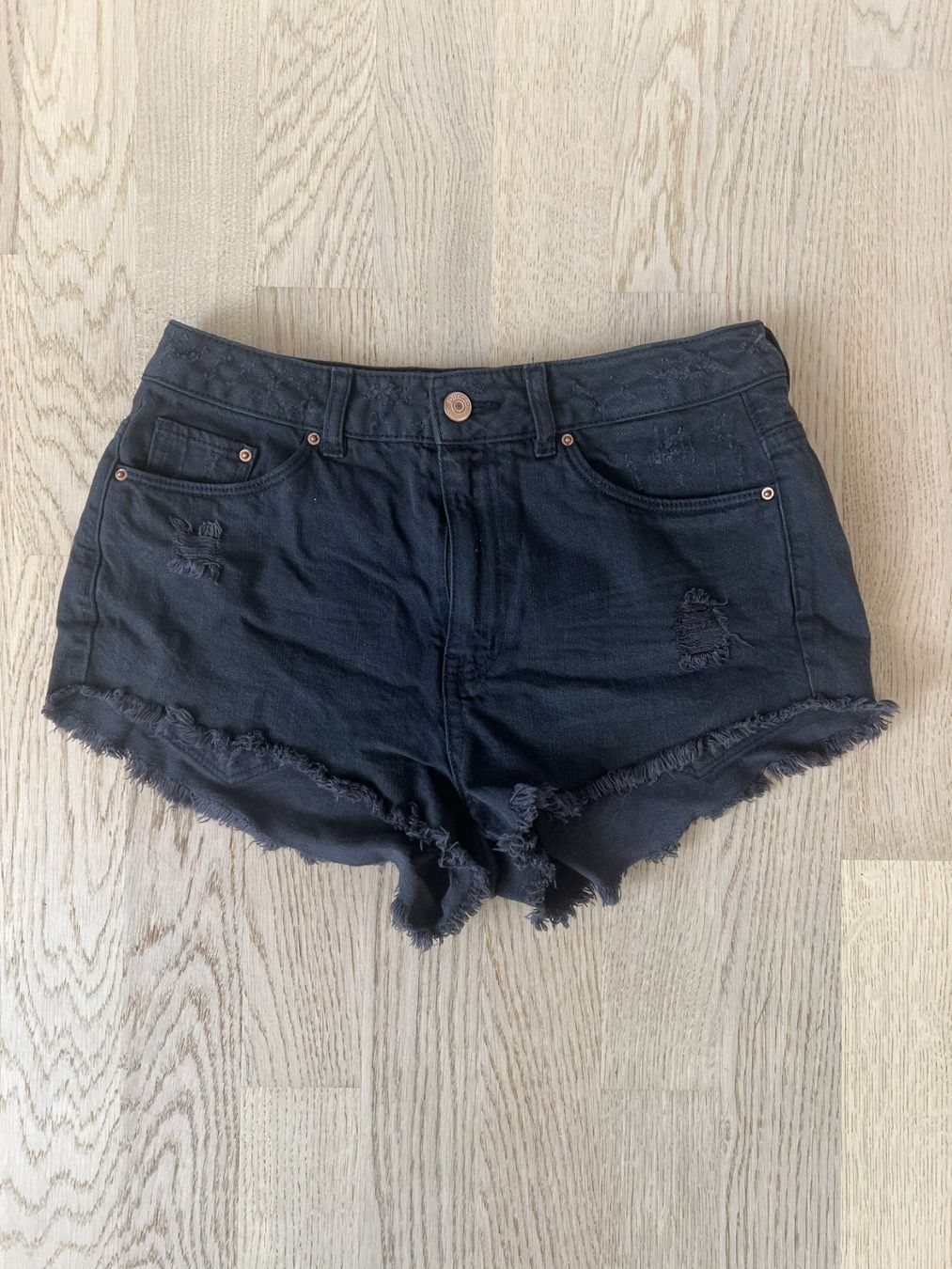 H&M Pantaloni: H&M Divided Jeans Shorts EU 36 – Usato da Bülach venduto da deinmica