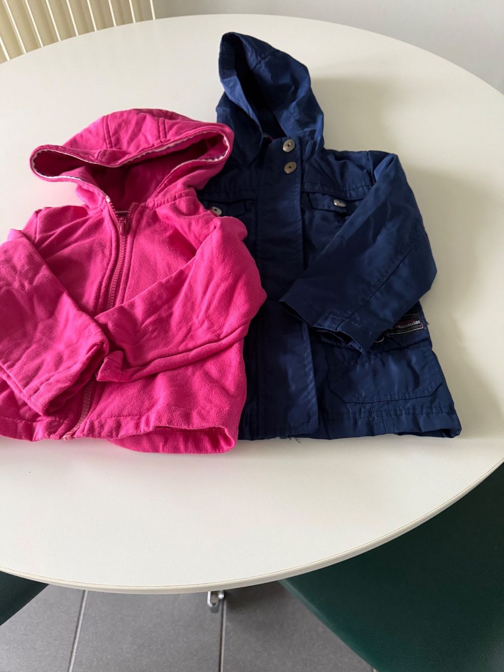 C&A Giacche & Cappotti: Uebergangsjacke Gr. 98 mit Kapuze (2xJacke in 1) – Usato da Dällikon venduto da dahi1