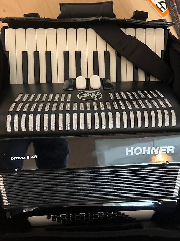 Hohner Strumenti musicali: Akkordeon Hohner Bravo ll 48 – Usato da Basel venduto da flumir 1