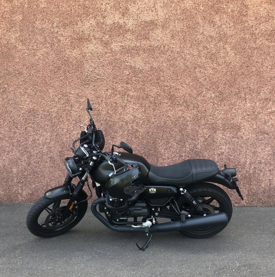 Moto Guzzi Strada: Moto Guzzi V7 / 850 Stone schwarz matt – Usato da Basel venduto da Mary_mm